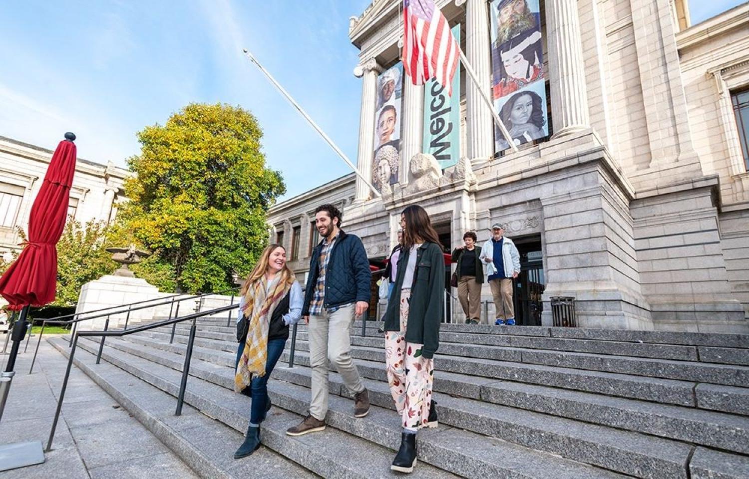 不列颠哥伦比亚省的学生在波士顿美术博物馆的台阶上.