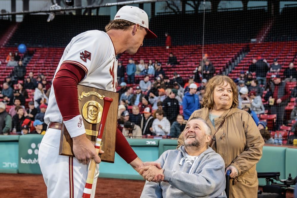 24岁的约翰·韦斯特被任命为首届Lou Gehrig社区影响队的队长，该队旨在表彰为社区服务的大学棒球运动员, 为团队的成功做出贡献, 体现了Lou Gehrig的精神.