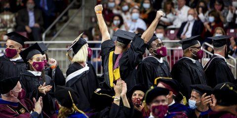 一名学生在毕业典礼上举起双手