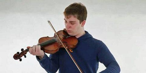 安德鲁·凯顿在拉小提琴