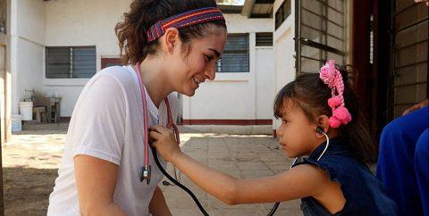 康奈尔学校的学生在尼加拉瓜照顾一个孩子