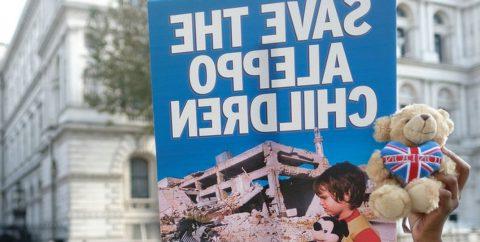 一块牌子上写着“救救阿勒颇儿童”