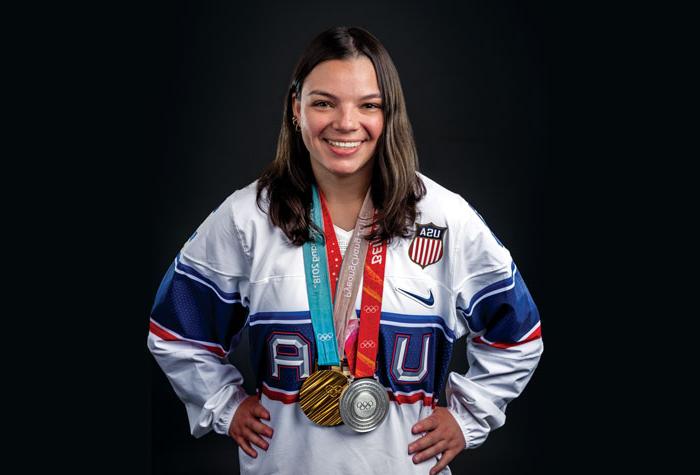 凯拉·巴恩斯拿着两枚奥运奖牌微笑着